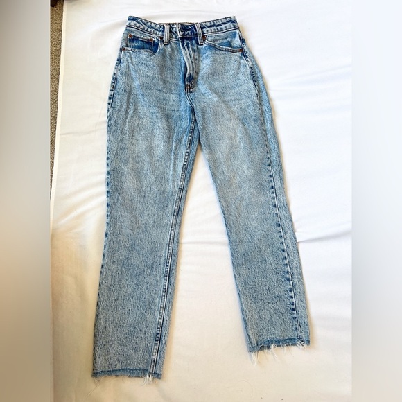 The Abercrombie High Rise Mom jean - Picture 3 of 11